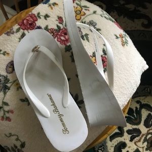 White Tommy Bahama flip flop wedge sandals